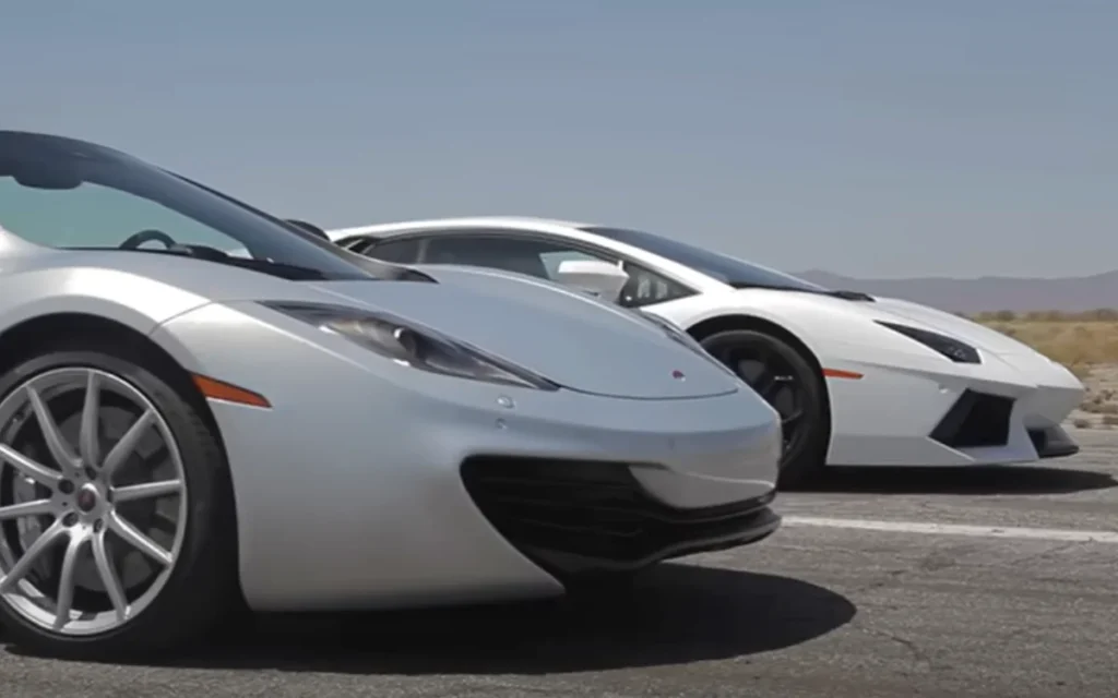 A maior corrida de dragsters da história colocou o Bugatti Veyron contra o Lamborghini Aventador, o Lexus LFA e o McLaren MP4-12C. A maior corrida de dragsters da história colocou o Bugatti Veyron contra o Lamborghini Aventador, o Lexus LFA e o McLaren MP4-12C.